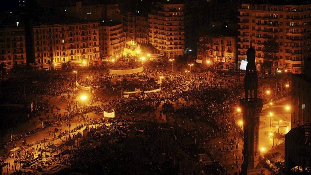 Manifestantes pasan la noche en la plaza Tahrir, en El Cairo, el jueves.