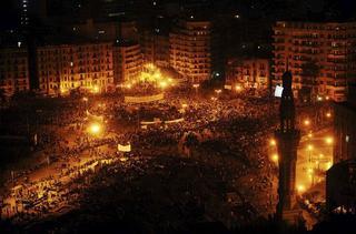 La multitud mantiene la protesta durante la noche a la espera de la dimisión de Mubarak