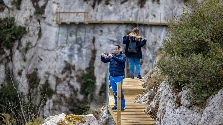 Un sendero por las nubes: Una pasarela de 212 metros anclada a la pared se alza a 40 metros de altura del pantano de Relleu