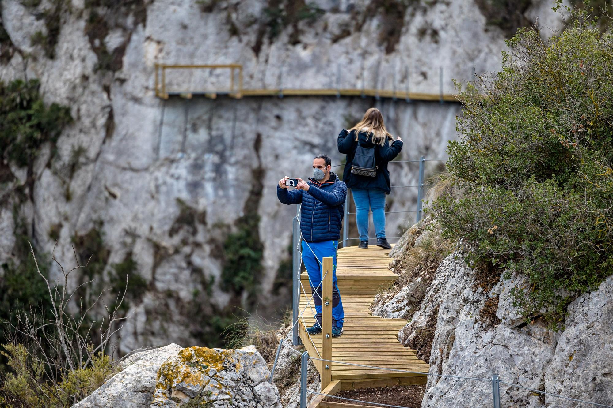 Una pasarela de madera de 212 metros anclada en la pared recorre la profunda garganta junto al antiguo pantano de Relleu