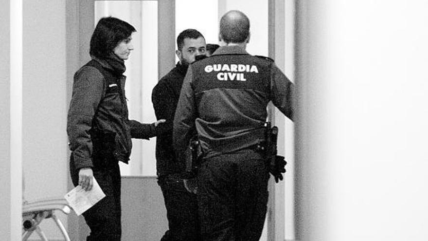 El supuesto agresor, J. P. A. T., ayer, entrando en el despacho del médico forense en el Juzgado de Avilés.