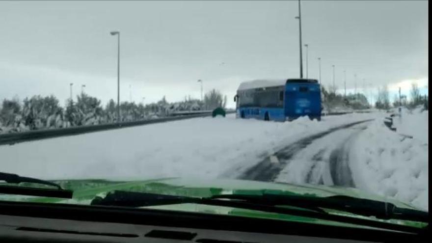 Cientos de coches continúan 'tirados' en las carreteras de Madrid