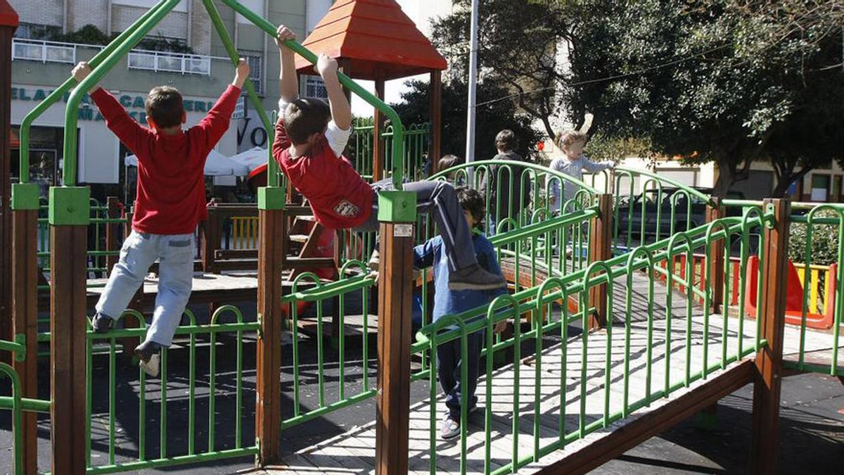 Imagen de archivo de menores en un parque infantil durante la Semana Blanca.