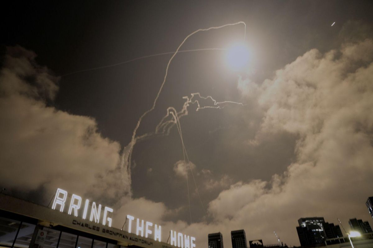 A missile fired from Iran is intercepted by Israels air defense system over Tel Aviv, Israel, early Sunday, June 15, 2025. (AP Photo/Baz Ratner) Associated Press / LaPresse Only italy and spain. EDITORIAL USE ONLY/ONLY ITALY AND SPAIN