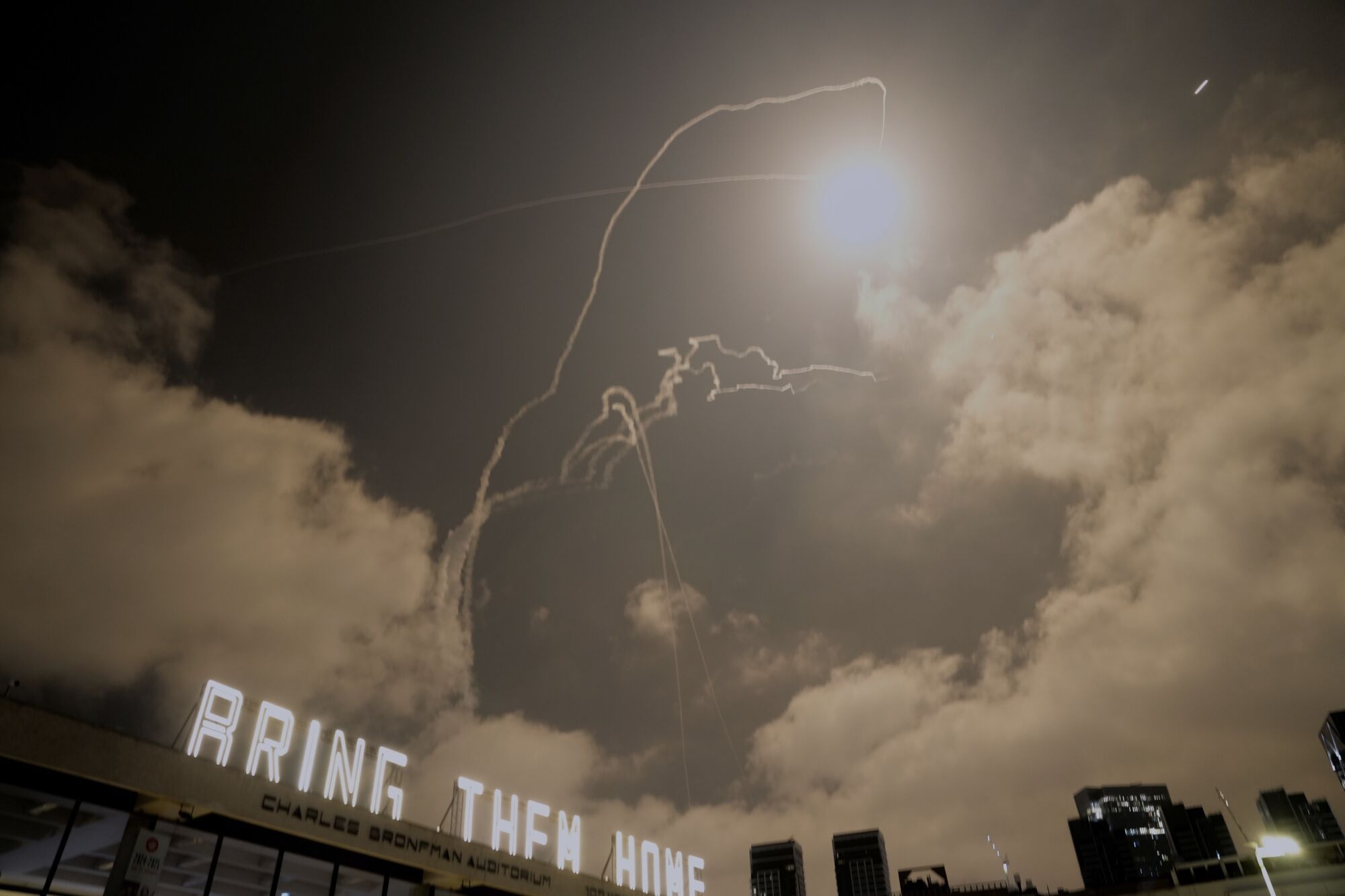 A missile fired from Iran is intercepted by Israel's air defense system over Tel Aviv, Israel, early Sunday, June 15, 2025. (AP Photo/Baz Ratner) Associated Press / LaPresse Only italy and spain. EDITORIAL USE ONLY/ONLY ITALY AND SPAIN