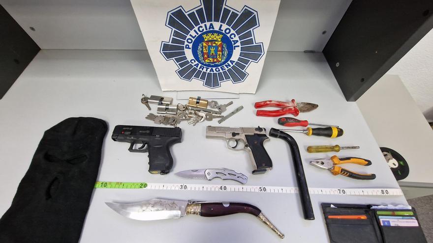 Conduce drogado un coche con dos pistolas, un machete y un pasamontañas en Cartagena