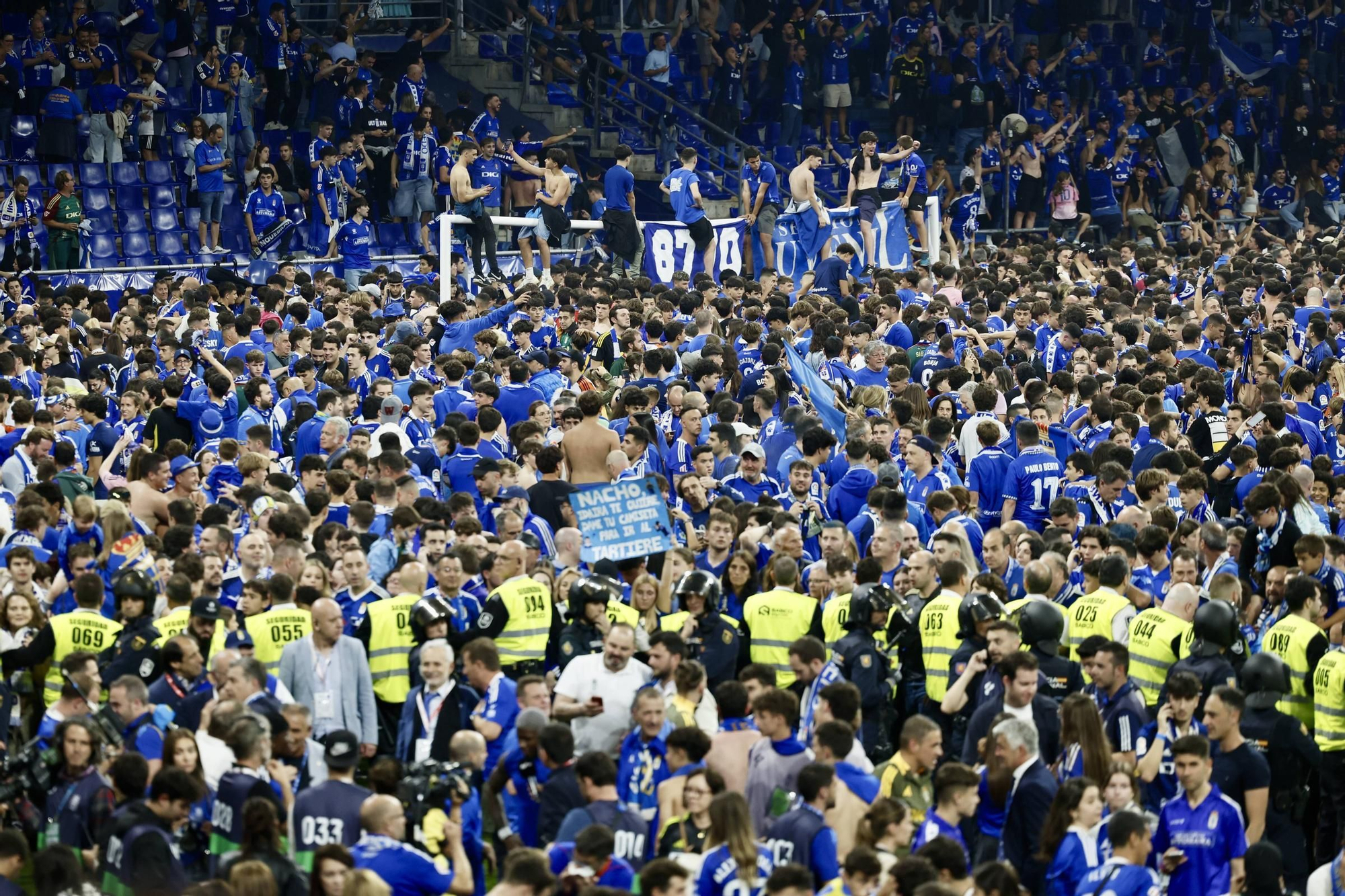 EN IMÁGENES: Así se vivió en el Carlos Tartiere la noche del ascenso del Oviedo a Primera División 24 años después