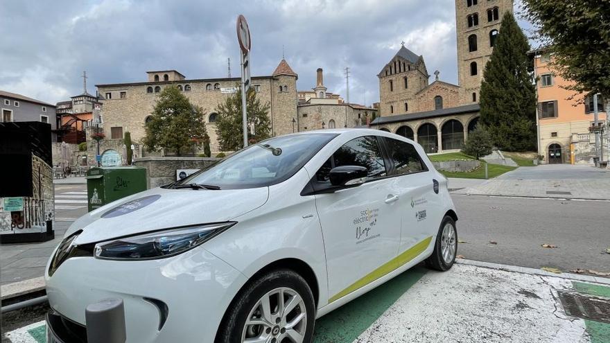 El cotxe elèctric Renault Zoe aparcat davant de l&#039;Ajuntament de Ripoll