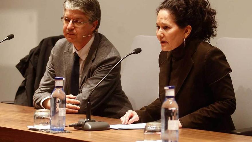 Fernando Etayo y Susana Fernández, ayer, en el Club Prensa Asturiana de LA NUEVA ESPAÑA.