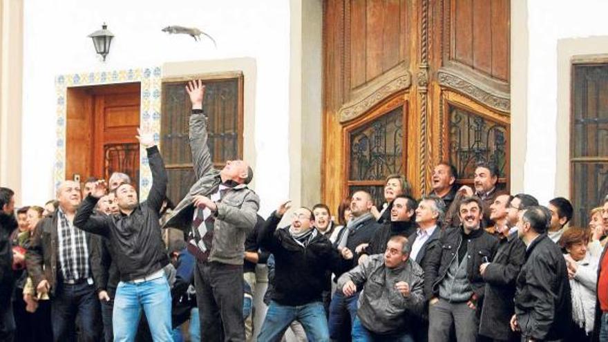 Un pueblo de Valencia ignora la prohibición y vuelve a lanzar ratas muertas en una fiesta