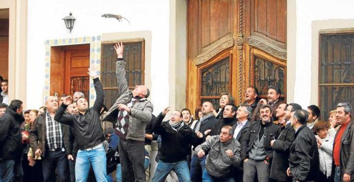 Un pueblo de Valencia ignora la prohibición y vuelve a lanzar ratas muertas en una fiesta