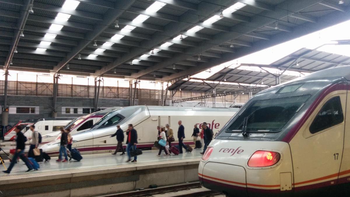 Trenes de Renfe en la estación María Zambrano, de Málaga.