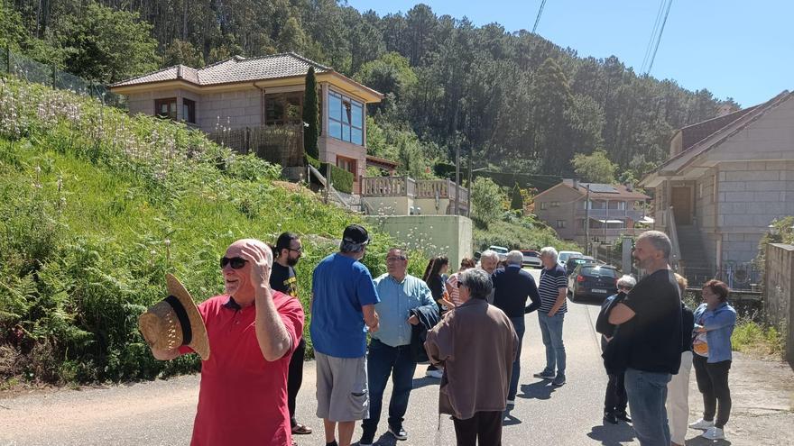 Los vecinos de Río Frío, en una concentración esta semana para protestar por la situación.