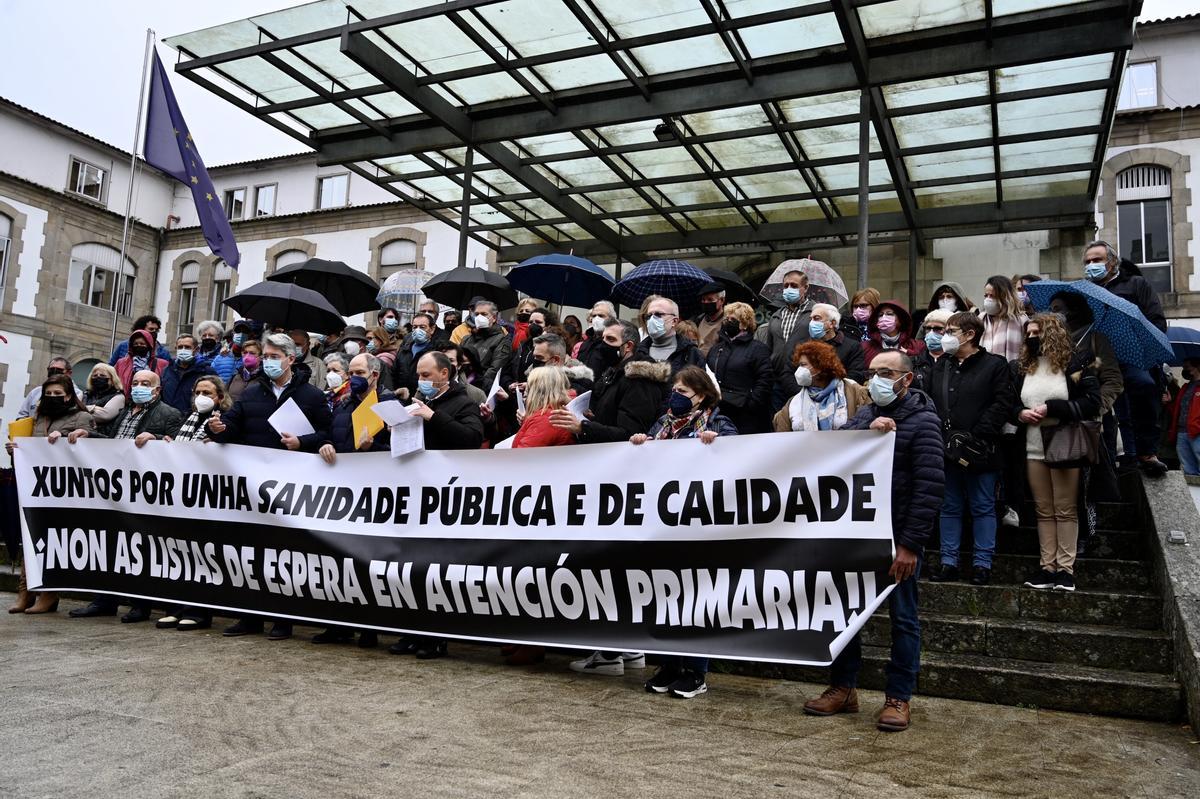 Una protesta de vecinos y políticos mecos en Pontevedra, el pasado mes de febrero.