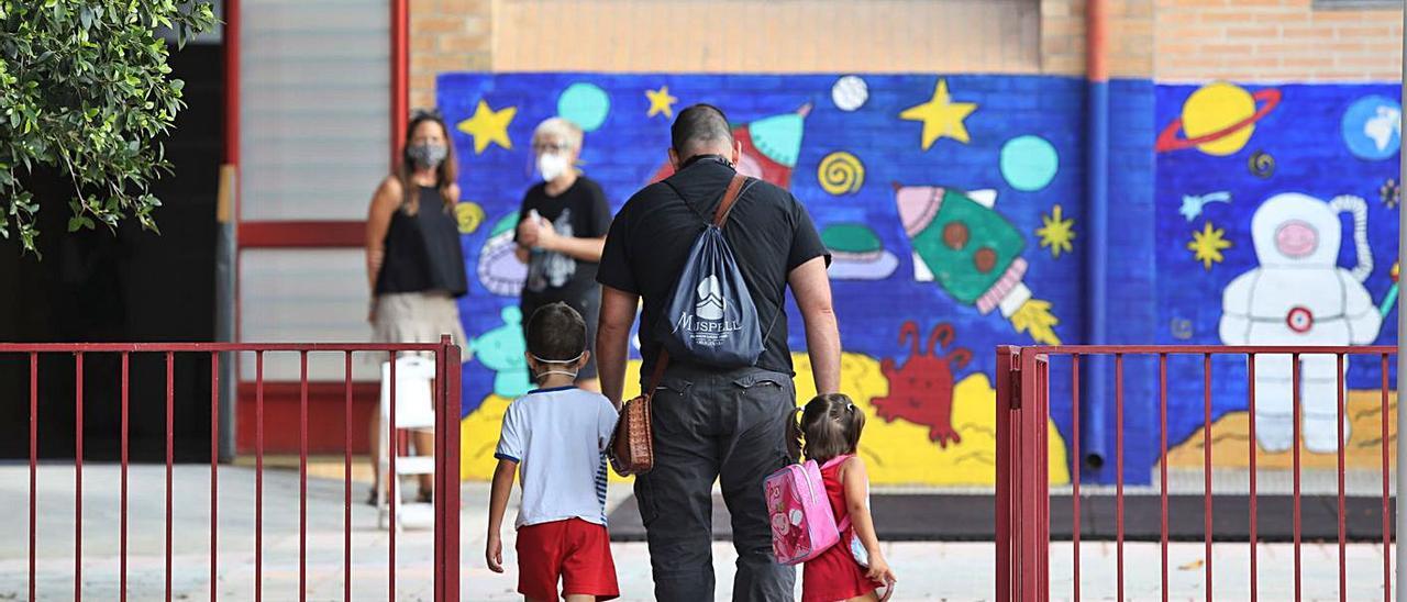 Un padre lleva a sus hijos en el regreso a las aulas en Elche en septiembre del año pasado