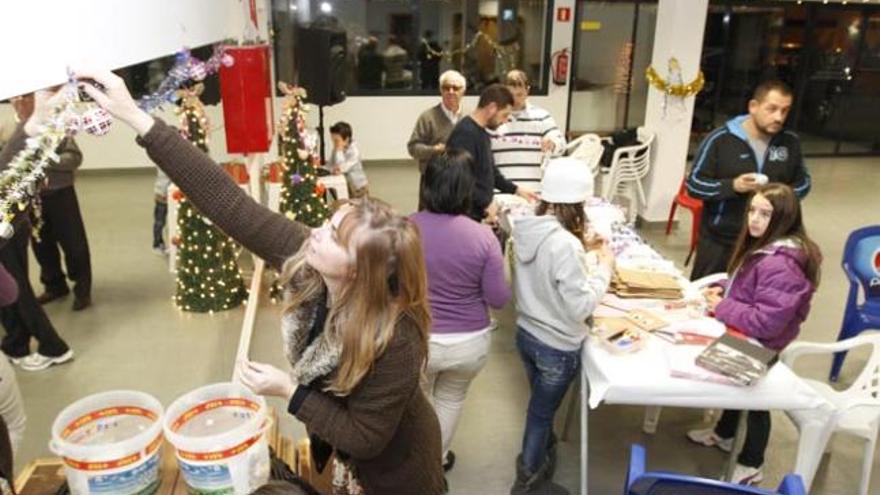 Miembros de la comisión de fiestas de Puig d´en Valls, ayer, preparando la fiesta que celebran esta noche.