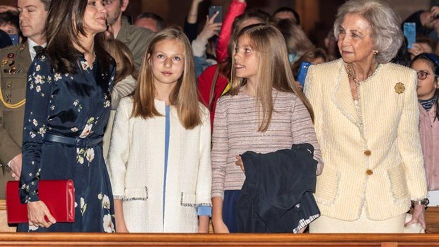 Los Reyes asisten con sus hijas y la reina Sofía a la misa de Pascua