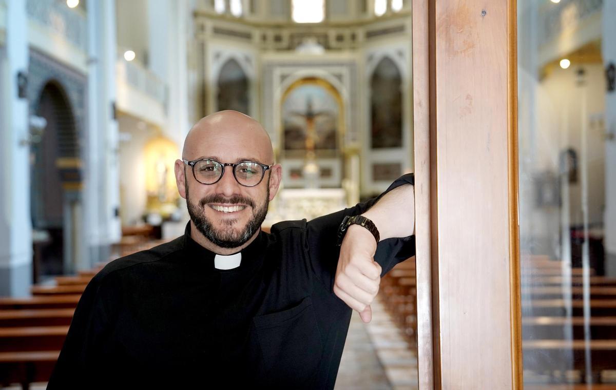 El cura Borja Lizarraga en la entrada de la Parroquia de Santa Cristina y Santa Margarita de Alacoque de Madrid, que acogerá a 70 seminaritas de Huelva durante la visita del papa.