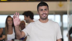 El centrocampista español Rodrigo Hernández a su llegada al aeropuerto de Barcelona.