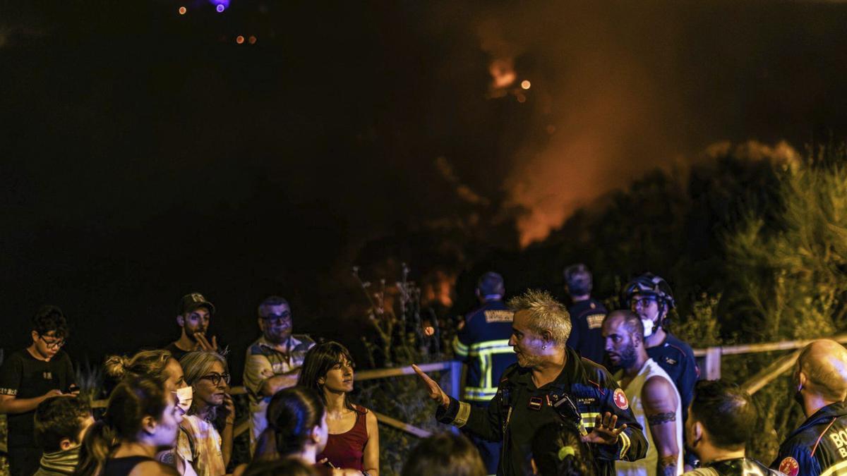 Un incendi a Collserola obliga a desallotjar veïns a Torre Baró