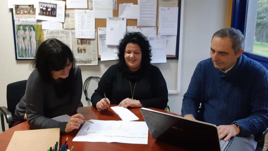 Pilar Peón, en el centro, durante el encuentro con Natalia Campos y Jesús Fernández.