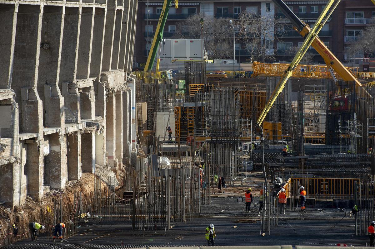 Ferit greu un treballador de les obres del Camp Nou en una caiguda d’altura