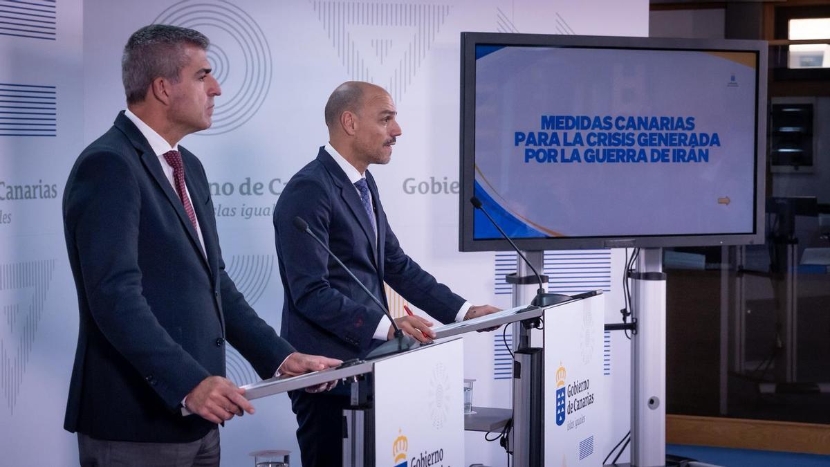 El vicepresidente Manuel Domínguez (i) y el portavoz, Alfonso Cabello, en la rueda de prensa tras el Consejo de Gobierno