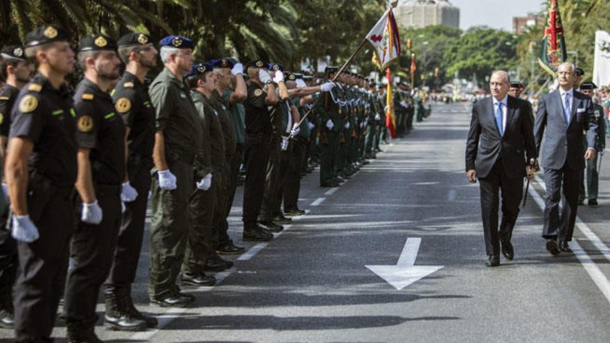 Jorge Fernández Díaz  acompañado por el director general de la Guardia Civil, Arsenio Fernández de Mesa, pasa revista.