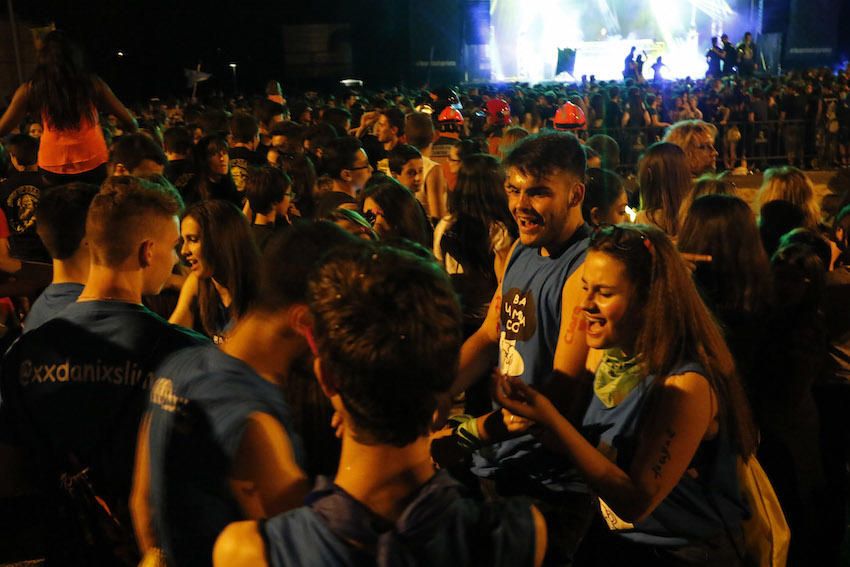 Cientos de zamoranos se reúnen en torno al fuego y