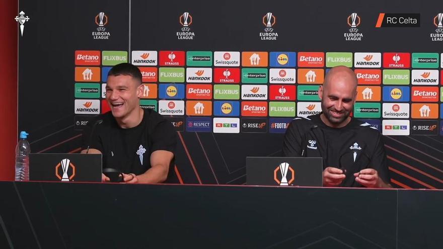 El divertido diálogo entre Jutglà y Giráldez antes de iniciar la rueda de prensa: "Te puedes poner reguetón"