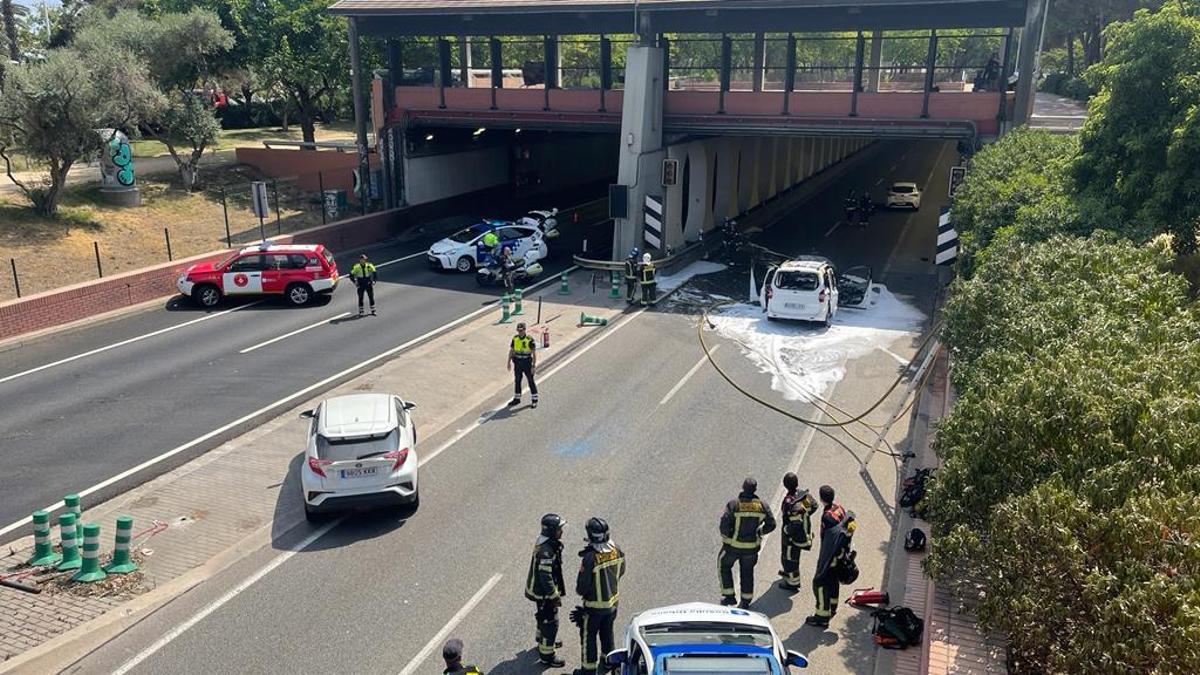 L’incendi d’un vehicle talla la Ronda Litoral a la Vila Olímpica