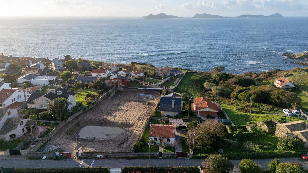 El terreno, ya despejado para acometer las obras de construcción de los chalés.