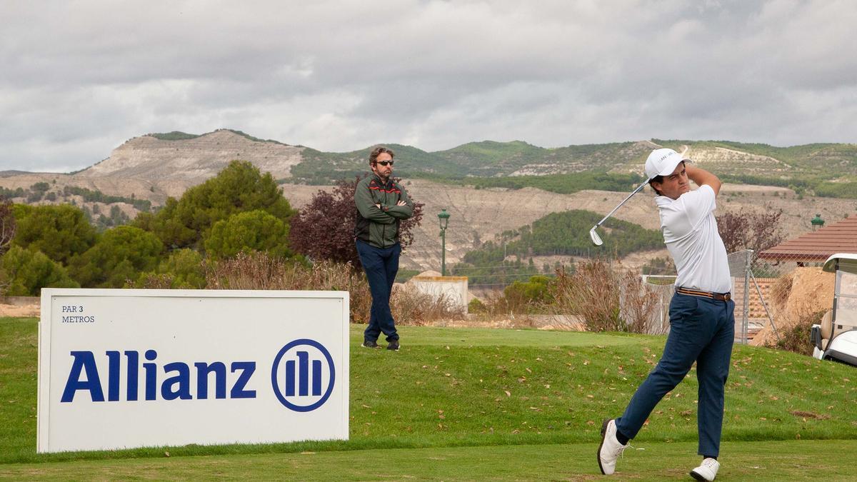 Jorge Maicas ejecuta un swing durante un torneo.