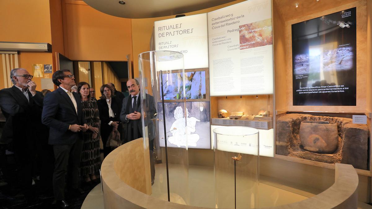 La exposición que el MARQ ha dedicado al yacimiento de la Cova del Randero de Pedreguer