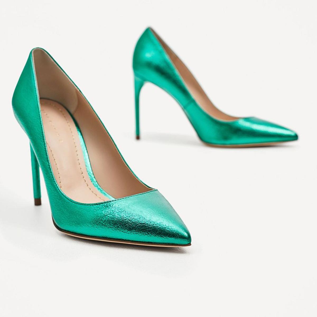 Zapatos de invitada: salones verde metalizado