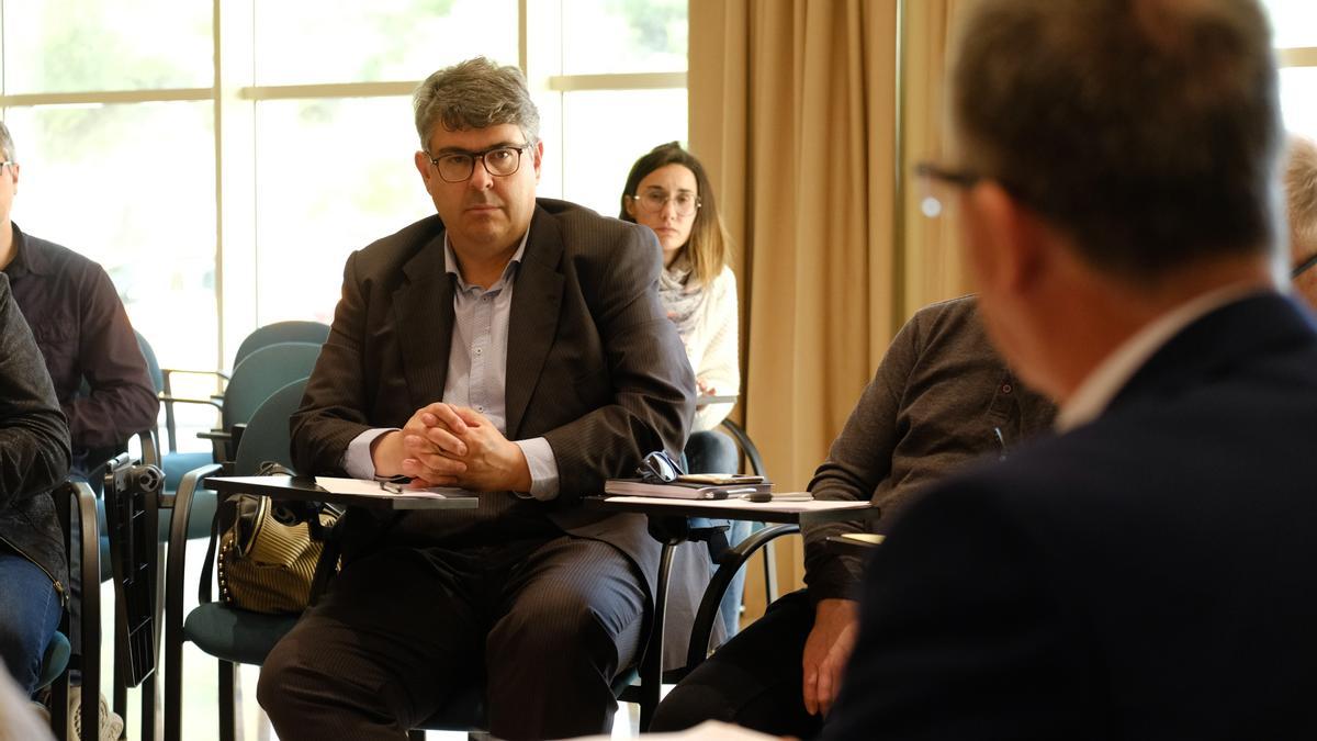 David Beltrá en una reunión de los alcaldes del Corredor del Mármol con el conseller Rafael Climent en Pinoso.