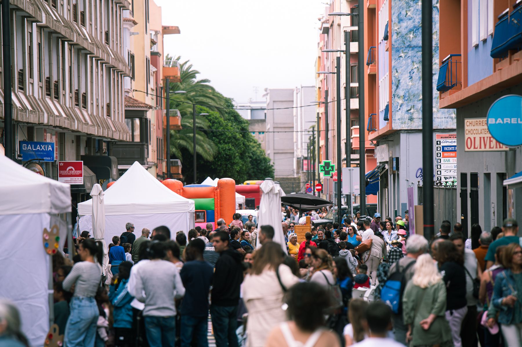 Muchas familias salen a la calle para celebrar su día en La Laguna