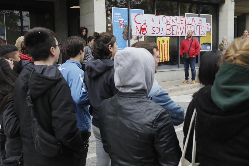 Una cinquantena de persones escridassen Arrimadas a Torroella