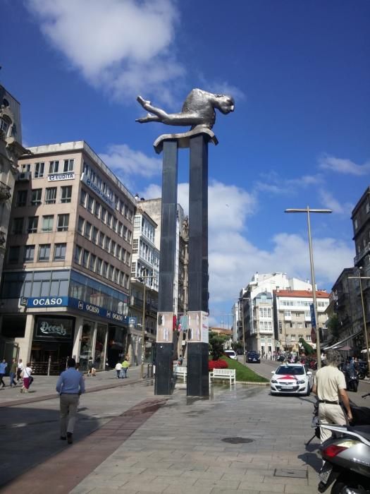 Moda sostenible para las esculturas de Vigo // Cristina Graña