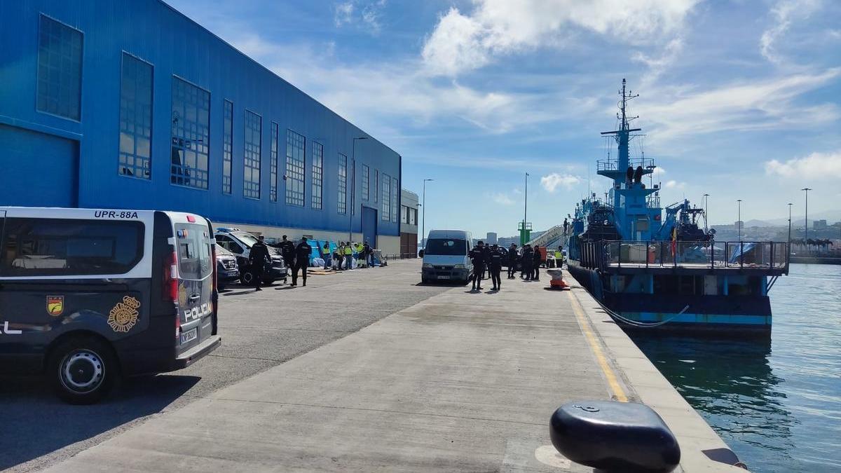 El 'Fulmar' durante la descarga de droga de una operación reciente en el puerto de La Luz.