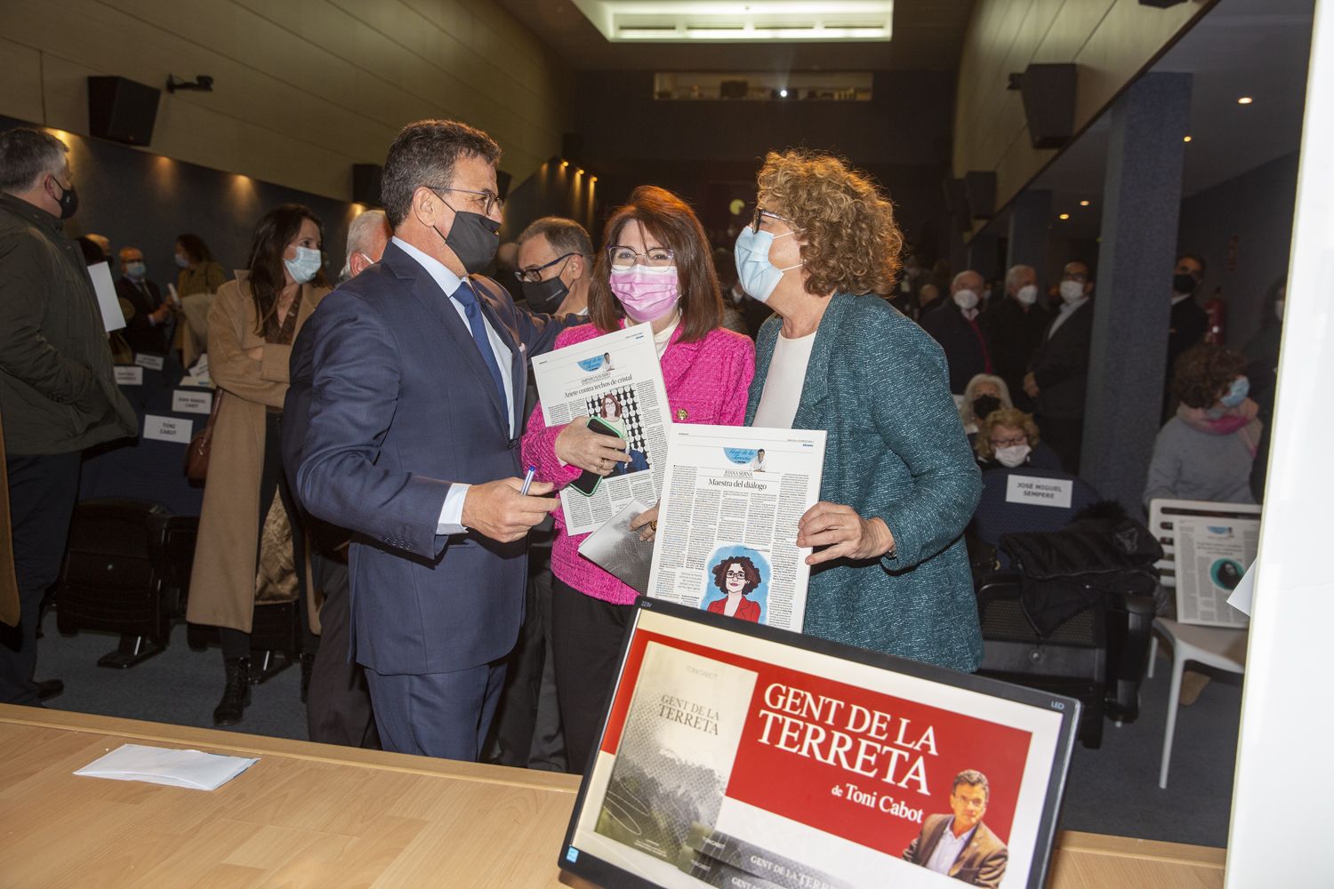 Toni Cabot presenta en el Club INFORMACIÓN el libro en el que plasma los perfiles de 40 personalidades de Alicante