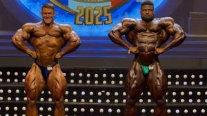 Joan Pradells posa junto a Andrew Jacked en Rumanía