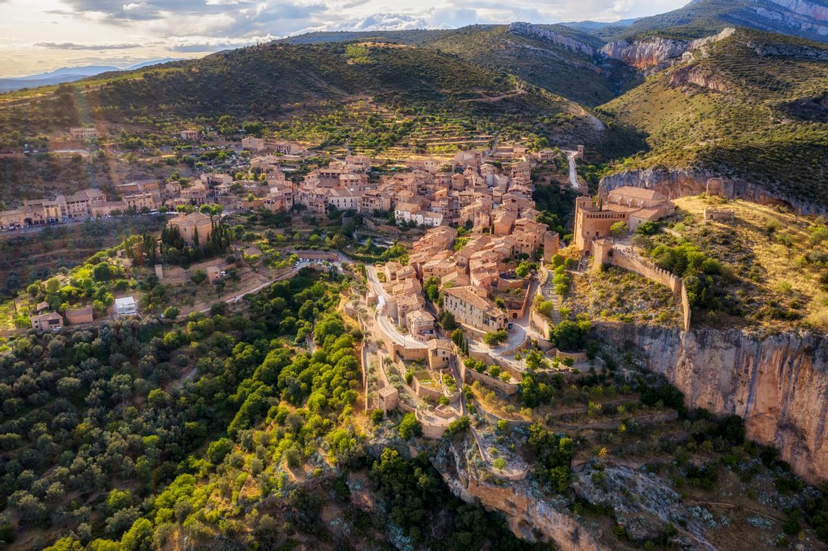 Vista aérea de pueblo medieval de Alquézar