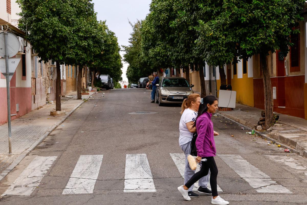 Unos vecinos pasean por la zona donde tuvo lugar el intento de secuestro.