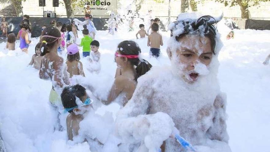 Los niños, disfrutando de la fiesta en As Mercedes. // Jesús Regal