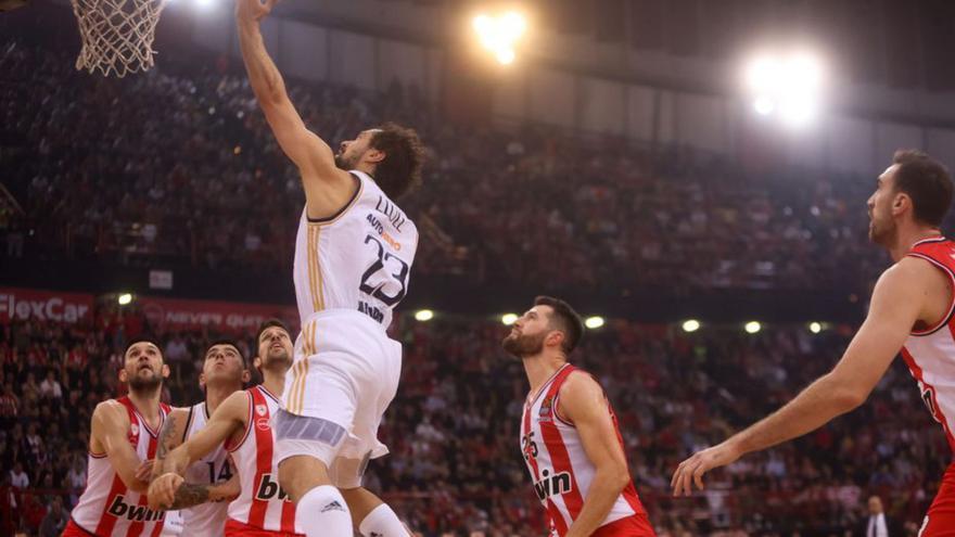 Llull se eleva para encestar. |  // G. PANAGOPOULOU