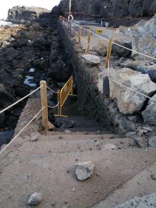 Cae una ladera junto a la playa del Agujero, en Gáldar