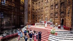 Un grupo de turistas, en una de las visitas culturales, junto al Altar Mayor de la Catedral, donde se pretenden ofrecer misas en inglés