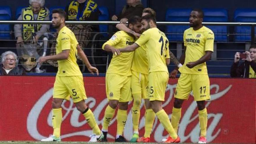 Los jugadores del «submarino» se abrazan tras conseguir el 2-1.