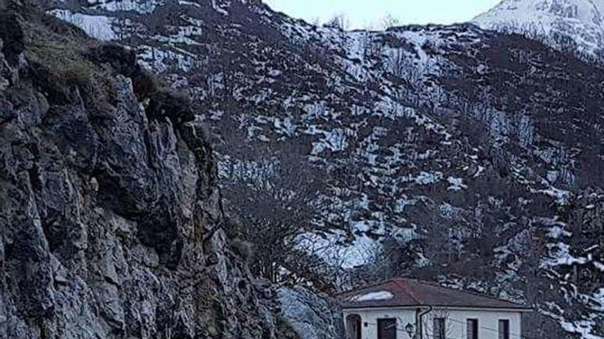 Vecinos de Sotres echando ayer por la mañana sal en la carretera para evitar que se forme hielo.